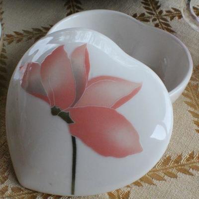 Lot #211: Group of (4) Assorted Vintage Small Decorative Dishes + Large Bowl
