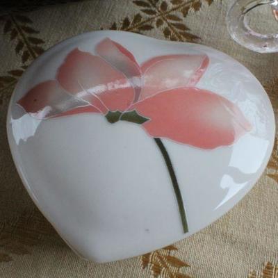 Lot #211: Group of (4) Assorted Vintage Small Decorative Dishes + Large Bowl
