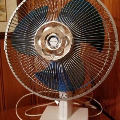 Lot #266: Vintage Blue Blade PANASONICâ„¢ Oscillating Fan
