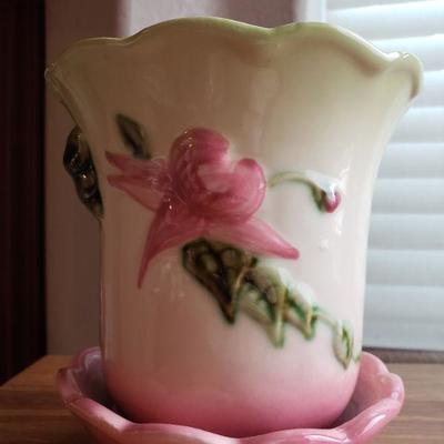 Lot 271: Vintage Hull Pottery Flower Pot