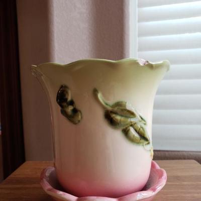 Lot 271: Vintage Hull Pottery Flower Pot