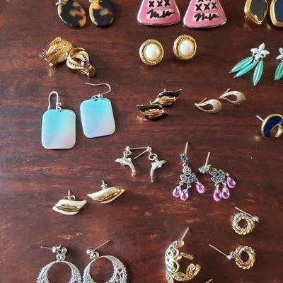 Lot 282: Earring Lot (31 pairs)