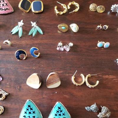 Lot 282: Earring Lot (31 pairs)