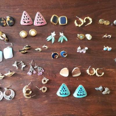 Lot 282: Earring Lot (31 pairs)