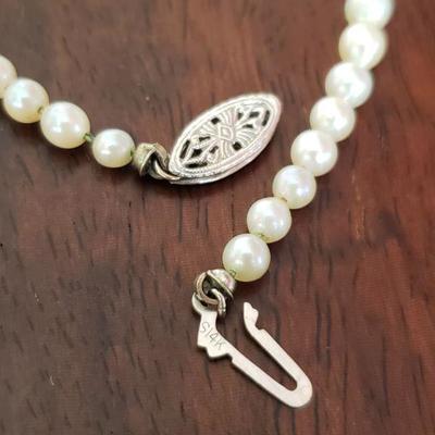 Lot 284: (17.5") Real Pearl Necklace with 14k White Gold Clasp