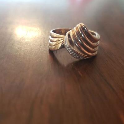 Lot 290:   10k Yellow Gold Ring