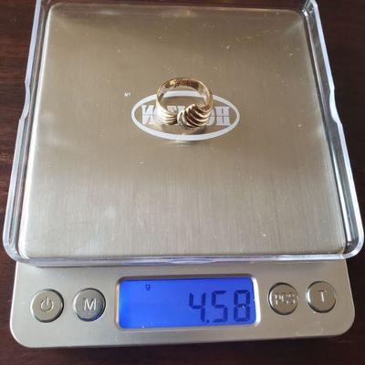 Lot 290:   10k Yellow Gold Ring