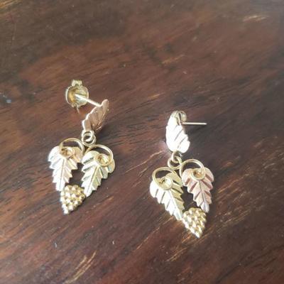 LOT 291: 10k Black Hills Gold Earrings 