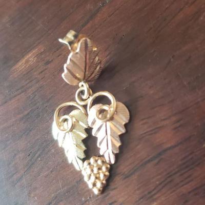 LOT 291: 10k Black Hills Gold Earrings 