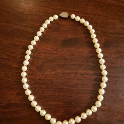 Lot 318: Sterling Clasp Real Pearl Necklace