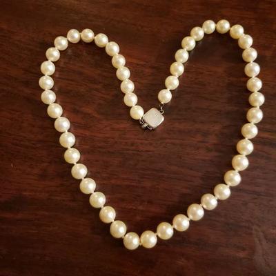 Lot 318: Sterling Clasp Real Pearl Necklace