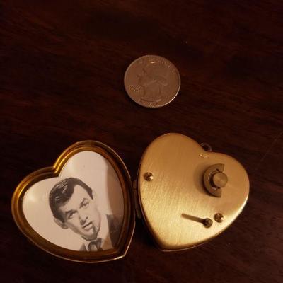 Lot 324: Vintage Music Box Locket 