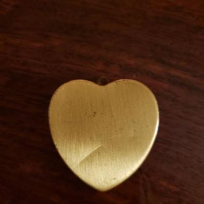 Lot 324: Vintage Music Box Locket 