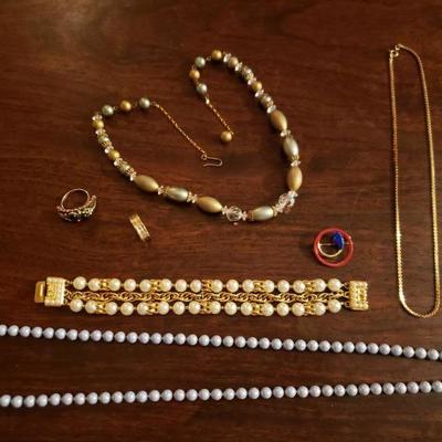 Lot 330: Vintage Jewelry Lot