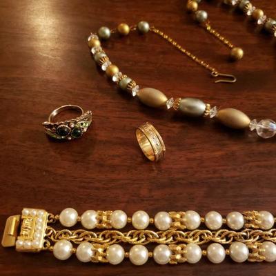 Lot 330: Vintage Jewelry Lot