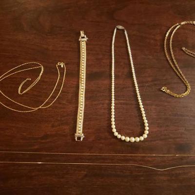 Lot 331: Vintage Jewelry Lot