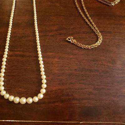 Lot 331: Vintage Jewelry Lot