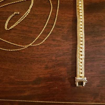 Lot 331: Vintage Jewelry Lot