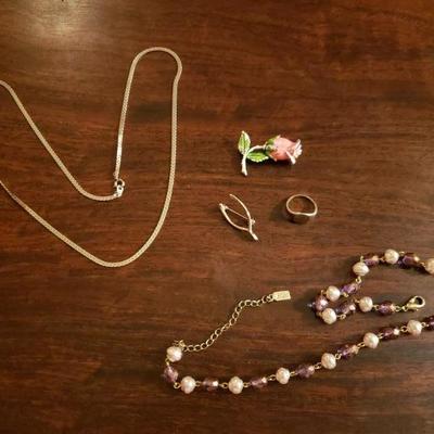 Lot 332: Vintage Jewelry Lot