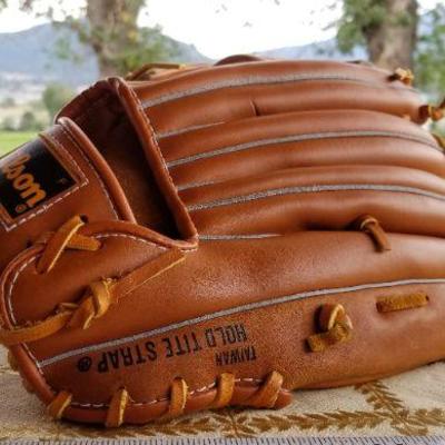 Lot #366: Vintage WILSON Fieldmaster Lefthander Baseball Glove