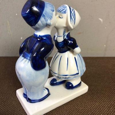 #96 Delft Blue Figurines Kissing 
