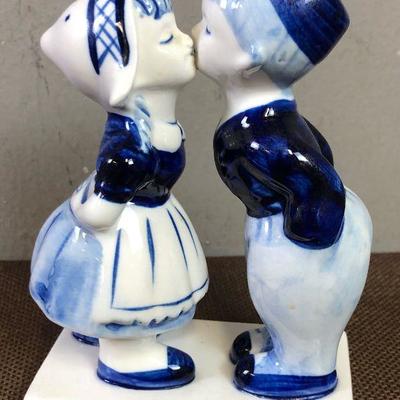 #96 Delft Blue Figurines Kissing 