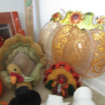 LOT 73 FALL DECORATIONS