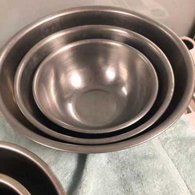 3 sets of mixing bowls in glass and metal, perfect for food prep