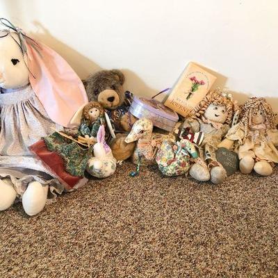 L23: Stuffed Animal and Stuffed Doll Lot