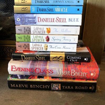 L65: Danielle Steel and LaVyrle Spencer Book Lot