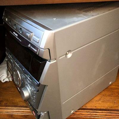 L74: Sony Compact Disc Stereo and Speakers
