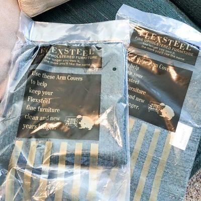 L86: Evergreen Flexsteel 3 Cushion Sofa