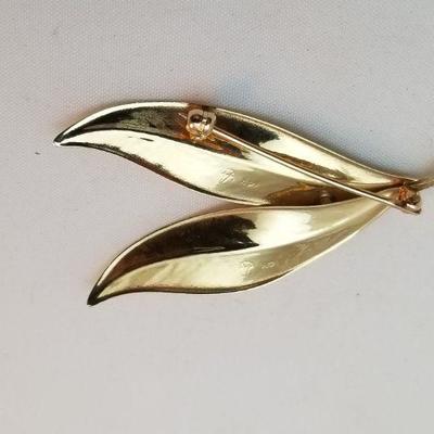 Lot #142  Beautiful 14kt Gold Brooch - Double Leaf Motif