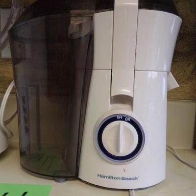 LOT 111  BLENDER AND JUICE EXTRACTOR
