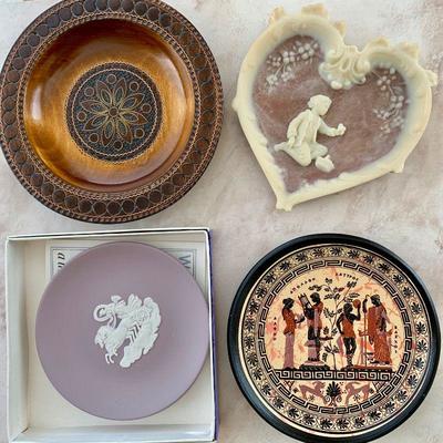 #233    DECORATIVE SMALL PLATES WEDGEWOOD