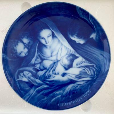 #236    KAISER COBALT BLUE CHRISTMAS PLATE 1976