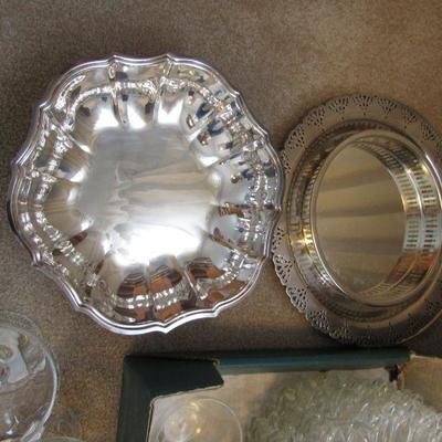LOT 133   SERVE WARE FOR ENTERTAINING