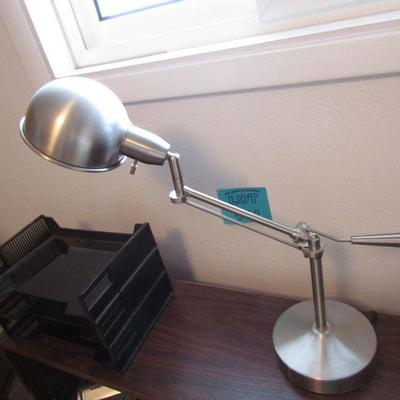 LOT 141  ADJUSTABLE ARM DESK LAMP & SMALL BOOK SHELF