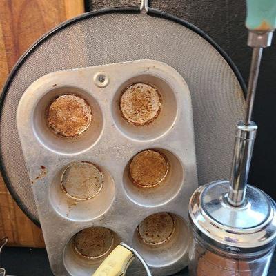 K64: Baking Lot #2 Cookie Sheets, Le Cruset and more!