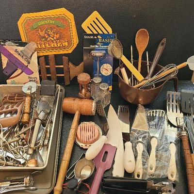 K78: Kitchen Utensil Lot