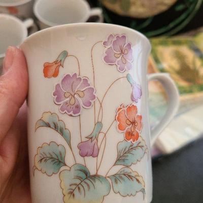 K85: Floral Coffee Cups, Decorative Napkins and Welcome Sign