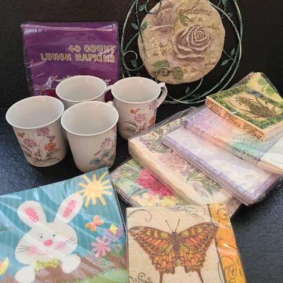 K85: Floral Coffee Cups, Decorative Napkins and Welcome Sign