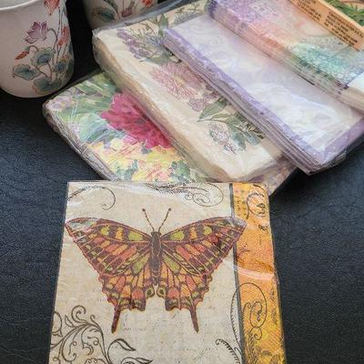 K85: Floral Coffee Cups, Decorative Napkins and Welcome Sign