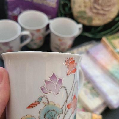 K85: Floral Coffee Cups, Decorative Napkins and Welcome Sign