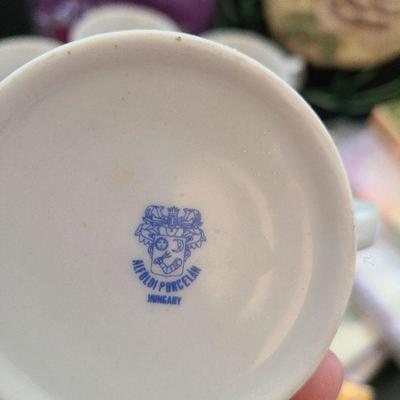 K85: Floral Coffee Cups, Decorative Napkins and Welcome Sign