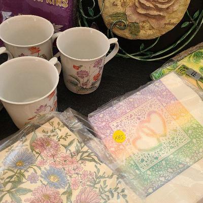 K85: Floral Coffee Cups, Decorative Napkins and Welcome Sign