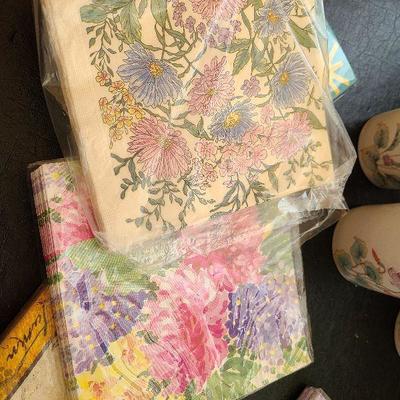 K85: Floral Coffee Cups, Decorative Napkins and Welcome Sign