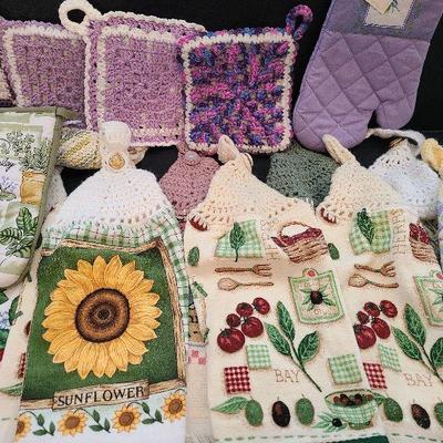 K87: Decorative Dish Towels, Pot Holders and One Mitts.