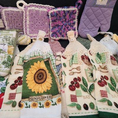 K87: Decorative Dish Towels, Pot Holders and One Mitts.