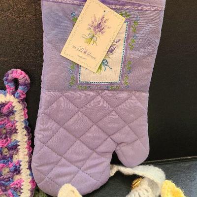 K87: Decorative Dish Towels, Pot Holders and One Mitts.